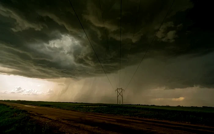 Patru județe amenințate de vijelii cu vânt puternic şi grindină. Meteorologii au emis Cod roșu