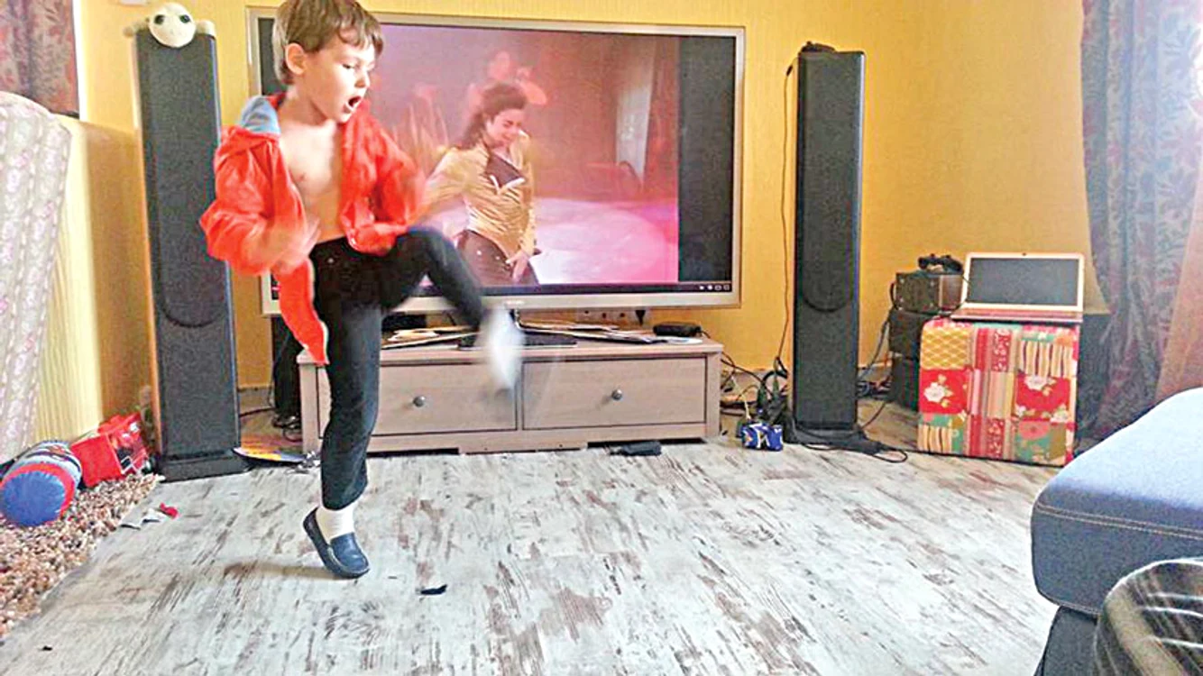 Micuţul David este la numai 7 ani un adevărat talent. Ştie să bată la tobe, dar şi să danseze