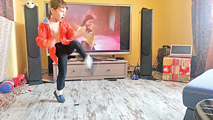 Micuţul David este la numai 7 ani un adevărat talent. Ştie să bată la tobe, dar şi să danseze