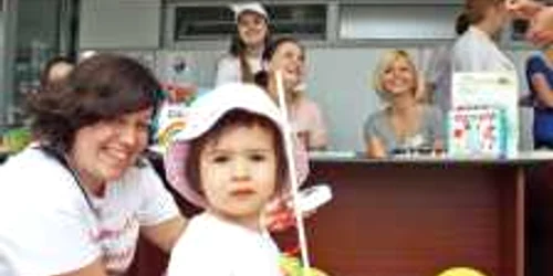 Părinţii s-au înghesuit la standurile cu ofertele creşelor