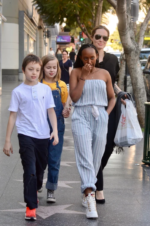 Angelina Jolie, împreună cu Zahara și cu gemenii Knox și Vivienne