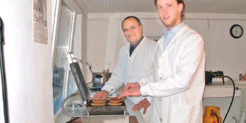 Frank van Mourik şi socrul său Vasile Fechete prepară prăjituri