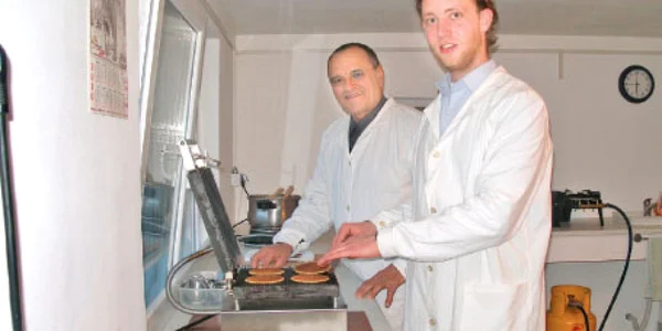 Frank van Mourik şi socrul său Vasile Fechete prepară prăjituri