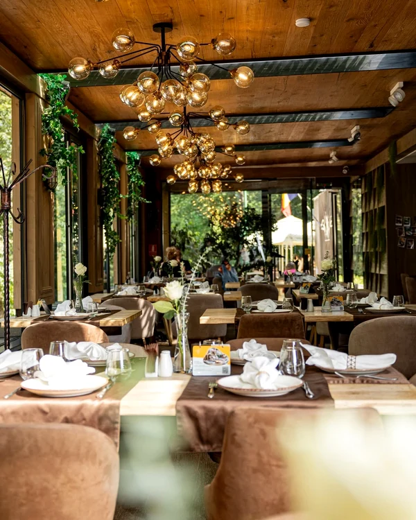 Mese frumos aranjate pe terasa unui restaurant