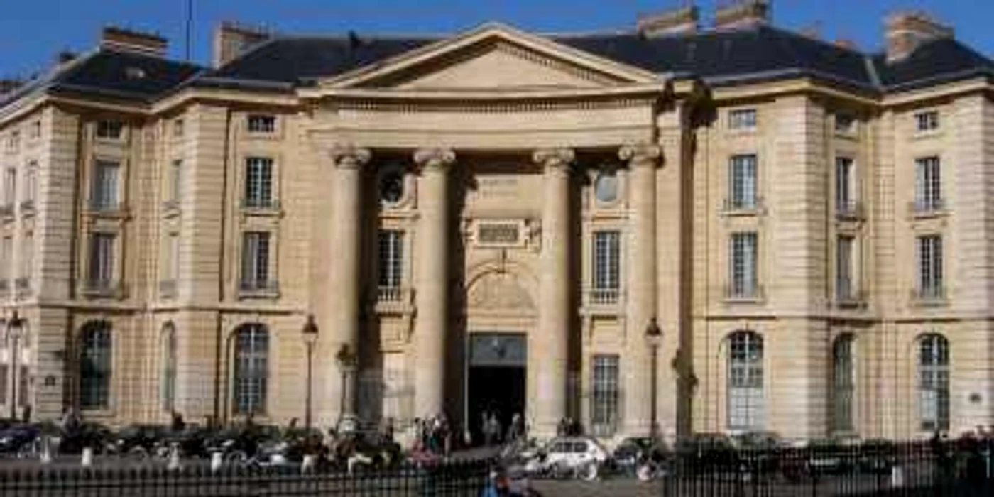 O româncă de etnie romă de 22 de ani va merge în toamnă la master la Universitatea Sorbona             Foto: Mediafax