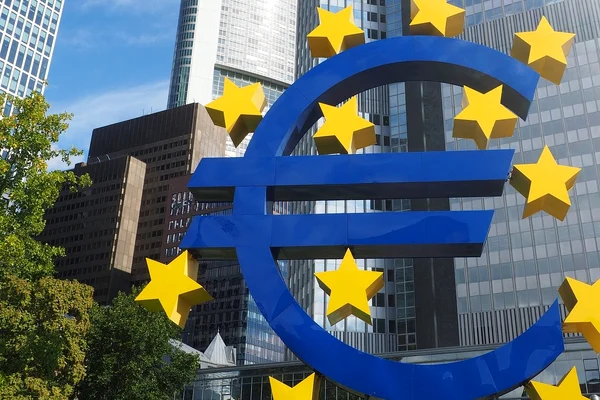 Zona euro: Instabilitate politică și tensiuni comerciale