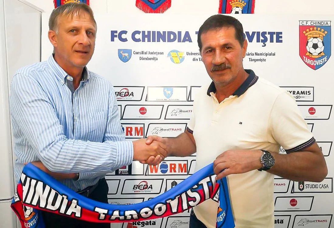 
    Emil Săndoi a fost prezentat oficial la Chindia TârgovișteFoto: Facebook/ChindiaTârgoviște  