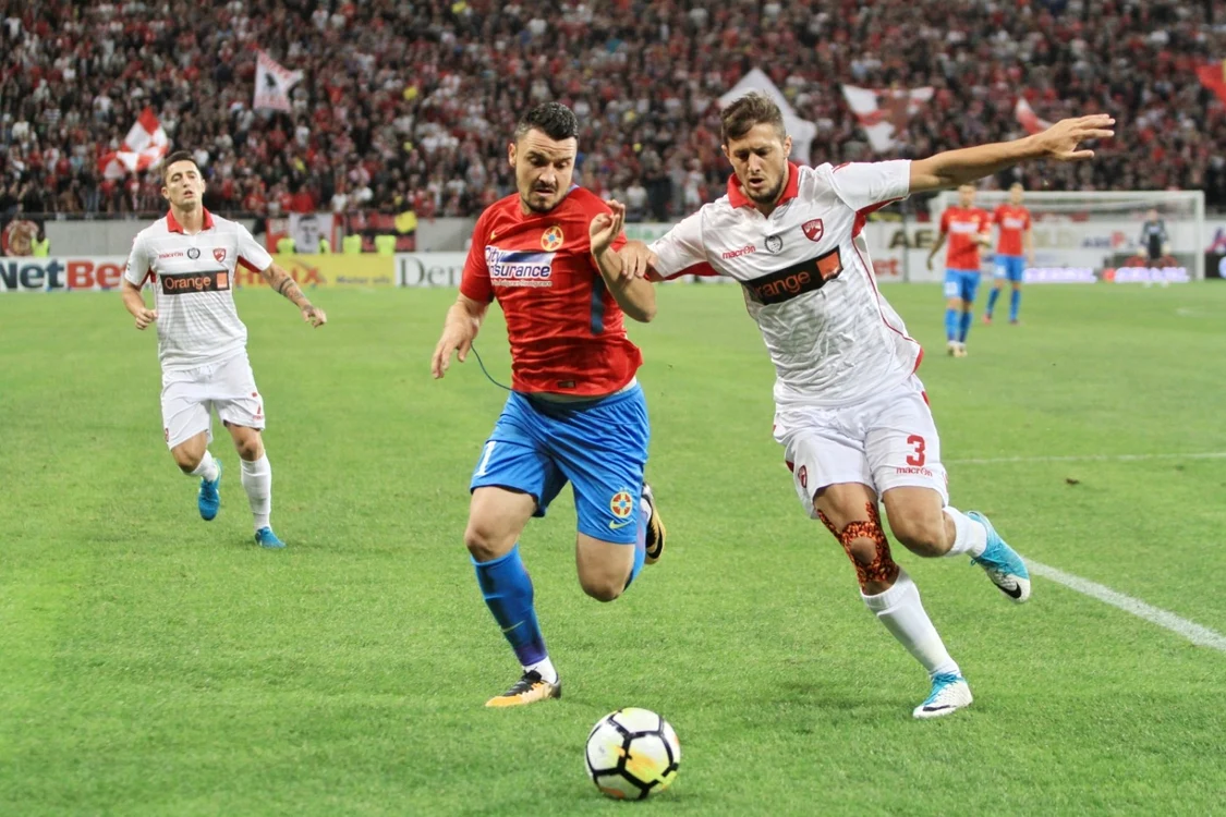 Constantin Budescu (S), de la
FCSB, luptă pentru balon cu Giorgios Katsikas, de la Dinamo Bucureşti. FOTO
Mediafax / Alexandra Pandrea