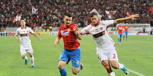 Constantin Budescu (S) de la FCSB luptă pentru balon cu Giorgios Katsikas de la Dinamo Bucureşti FOTO Mediafax / Alexandra Pandrea