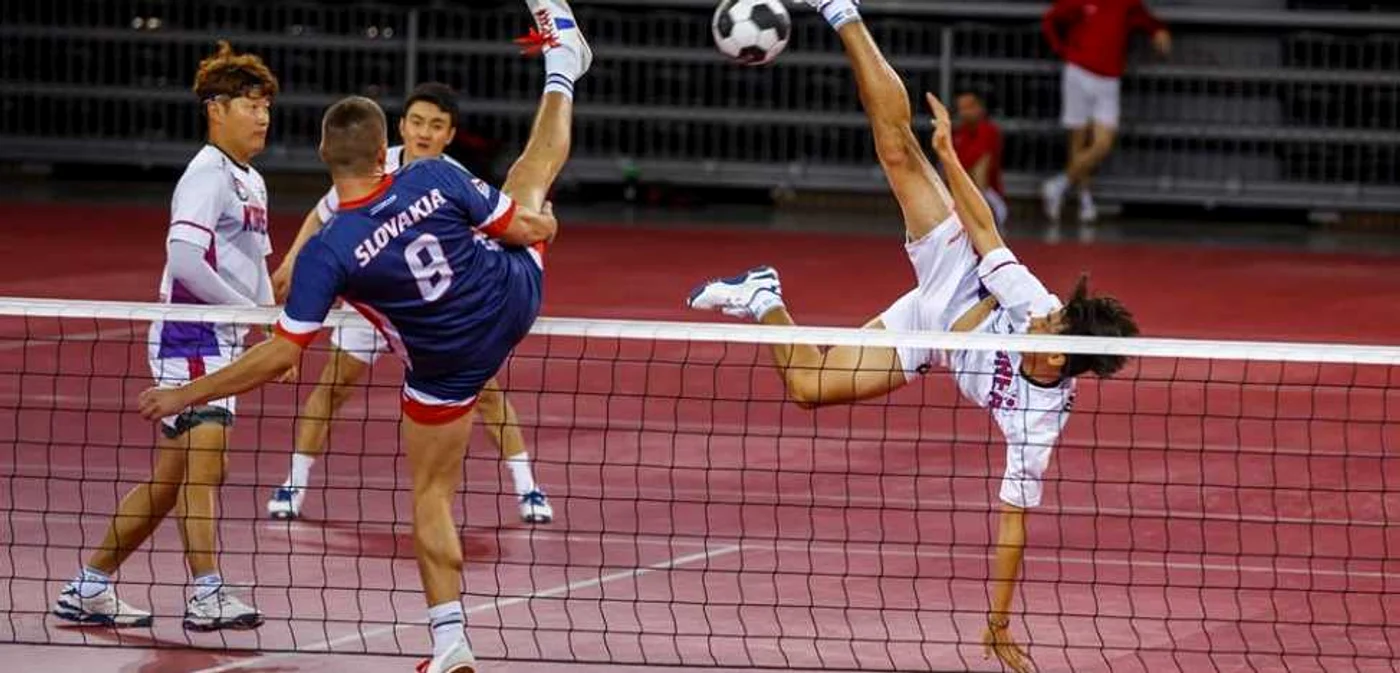 Futnetul este cunoscut în România ca „tenis cu piciorul”. FOTO: PCN