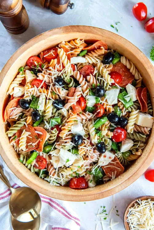 Salata de paste pizza FOTO fromvalerieskitchen.com