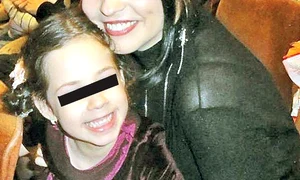La una dintre aniversări, Violeta și a aplaudat tatăl din public jpeg