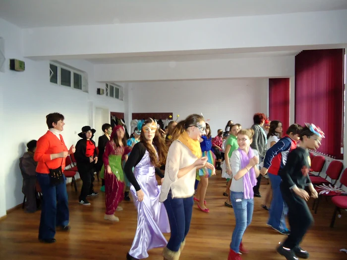 Distracţie pentru elevi, părinţi şi profesori la Carnavalul primăverii