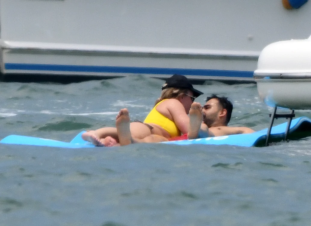 Britney Spears şi Sam s-au comportat ca doi adolescenţi îndrăgostiţi