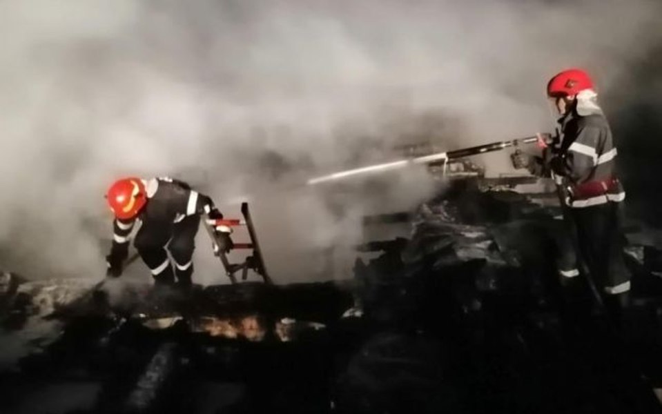 Un bebeluș a murit carbonizat într-un incendiu în județul Constanța