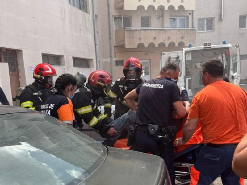  Incendiu într-un bloc din Horezu: 10 persoane s-au autoevacuat