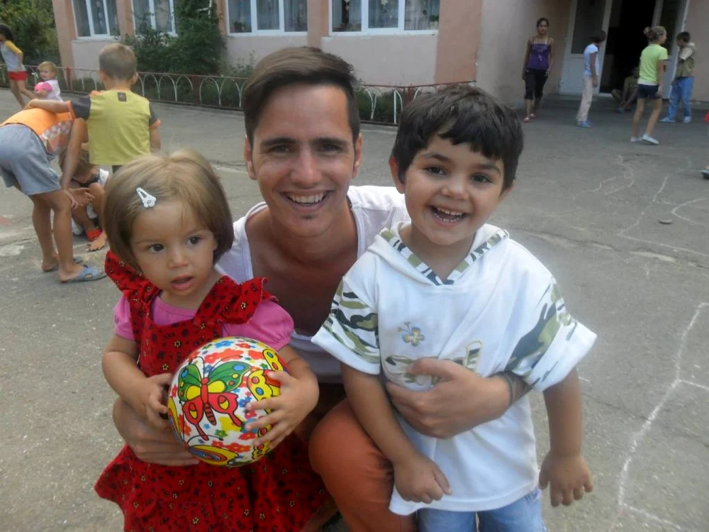 Ionuţ Ursu revine deseori la Piatra Neamţ pentru a-i vizita pe copiii din centrul de plasament FOTO: Arhiva personală