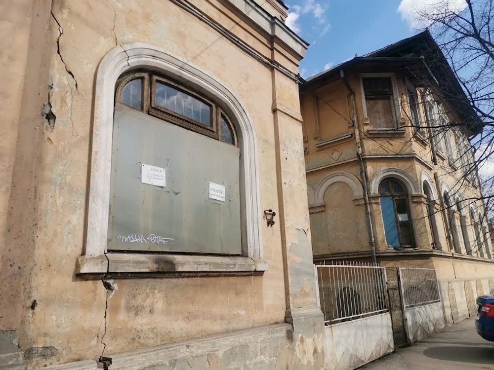 Mai multe afișe de atenționare pentru trecători au fost lipite pe imobil FOTO: C. Mazilu