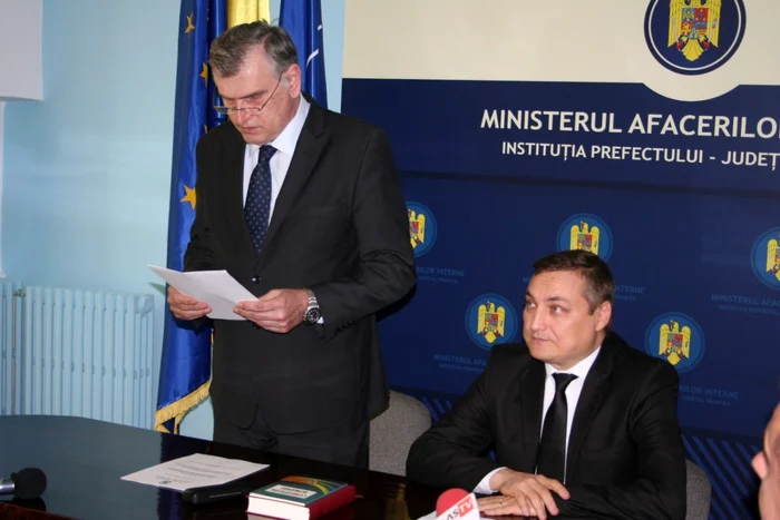 Constantin Mihart, de la Guvern, l-a investit oficial pe Sorin Hornea FOTO: Ştefan Borcea