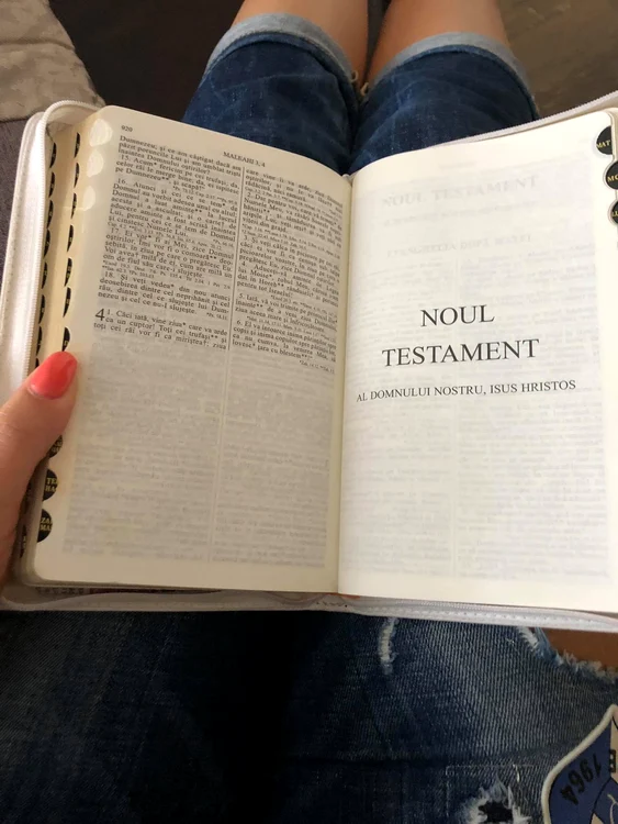 Brigitte a citit Biblia de 32 de ori