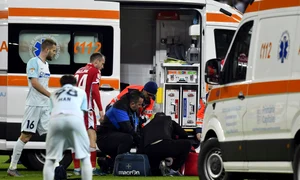 Două ambulanțe au pătruns pe teren pentru a i acorda primul ajutor lui Perovic jpeg