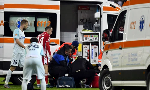 Două ambulanțe au pătruns pe teren pentru a i acorda primul ajutor lui Perovic jpeg
