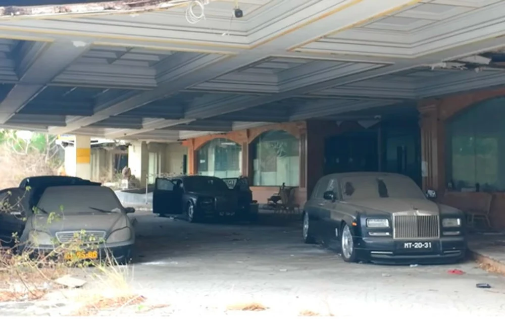 Comoară auto într-un hotel părăsit: doi vloggeri au descoperit limuzine Hummer și Rolls Royce-uri în stare perfectă