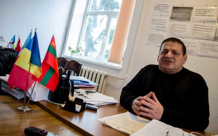 Pe biroul deputatului gagauz Ivan Burgudji se afla steagurile Republicii Moldova, UTA Gagauzia si a Transnistriei. FOTO: Adevarul
