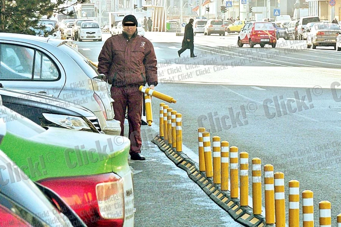 Muncitorii au prins banda  în care sunt montaţi stâlpişorii  cu şuruburi în asfalt (Fotografii: Marian Iliescu, Hot News)