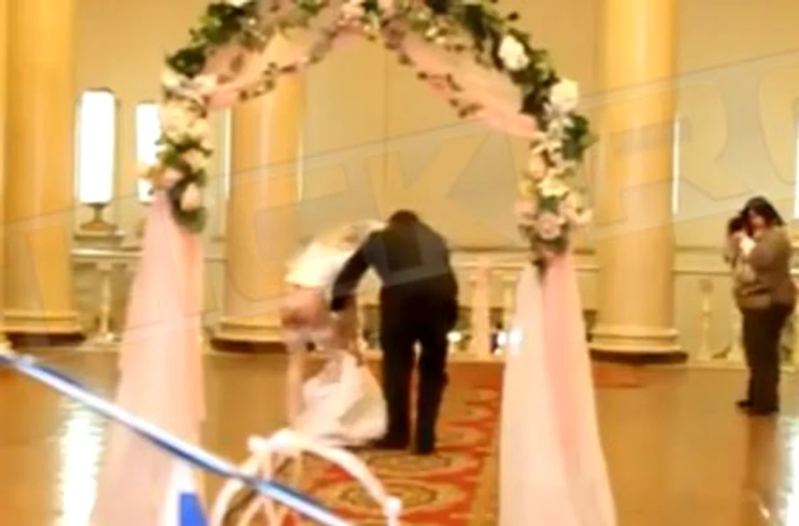 Femeia din imagini i-a încântat pe cei prezenţi la ceremonie cu trupul ei în toată splendoarea