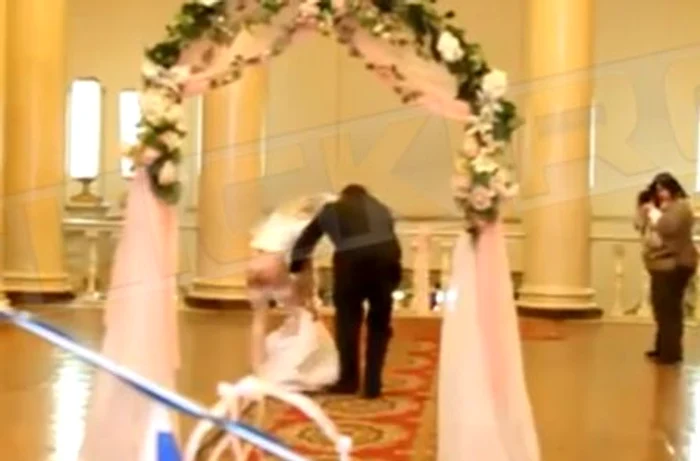 Femeia din imagini i-a încântat pe cei prezenţi la ceremonie cu trupul ei în toată splendoarea