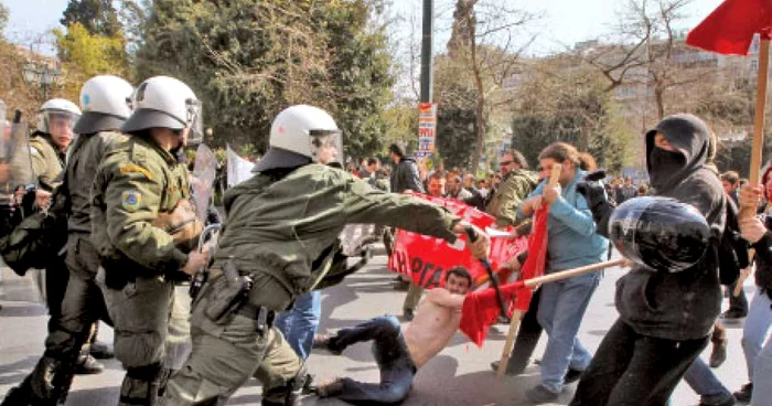 Protestatarii au venit echipaţi pentru lupte „corp la corp“ cu poliţia. Câţiva dintre ei au ajuns la spital cu răni uşoare 