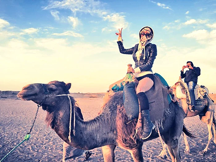 Andreea Bălan pe cămilă