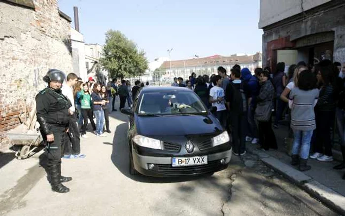 La Liceul „Gheorghe Şincai“ mori înjunghiat până vine Salvarea