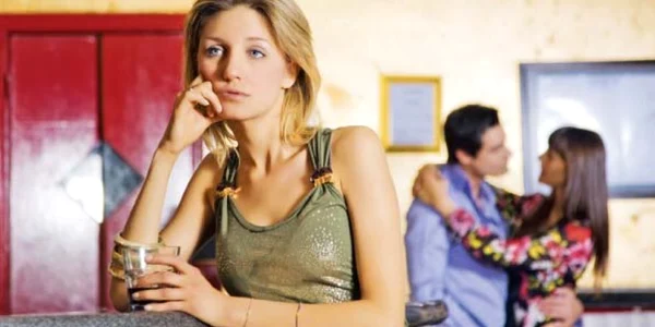 Celibatarii sunt demoralizaţi de prietenii  care sunt implicaţi într-o relaţie  
