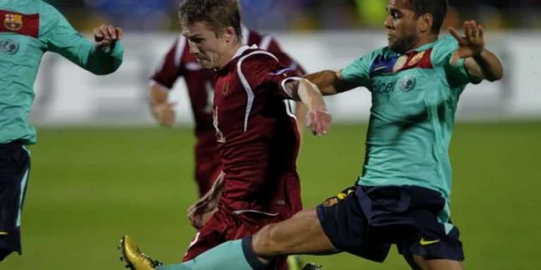 Dani Alves (dreapta) joacă la FC Barcelona de doi ani
