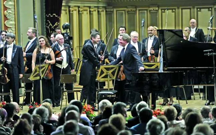 Rudolf Buchbinder, în dublă ipostază de pianist şi dirijor al Orchestrei Filarmonicii „George Enescu“ a oferit publicului ciclul celor cinci concerte pentru pian de Beethoven FOTO: Agerpres