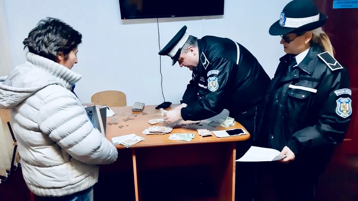 
    În geantă se aflau 7.500 de euro, 500 de lei și mai multe bijuteriiFoto: bacau.net  