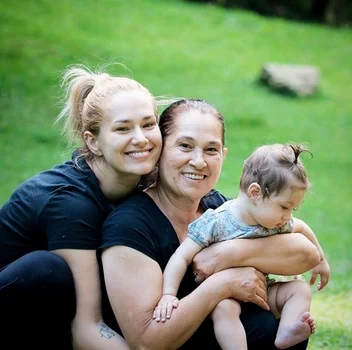 Feli Donose alături de mama sa şi de Nora Luna jpeg