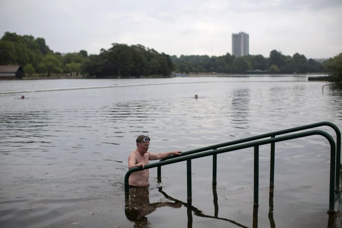 
    Mulți practică înotul în lac, mai ales vara, când simt nevoia să se răcorească din cauza temperaturilor ridicatefoto: Getty  