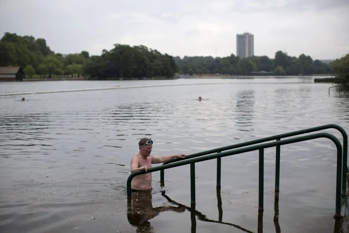Mulți practică înotul în lac, mai ales vara, când simt nevoia să se răcorească din cauza temperaturilor ridicatefoto: Getty