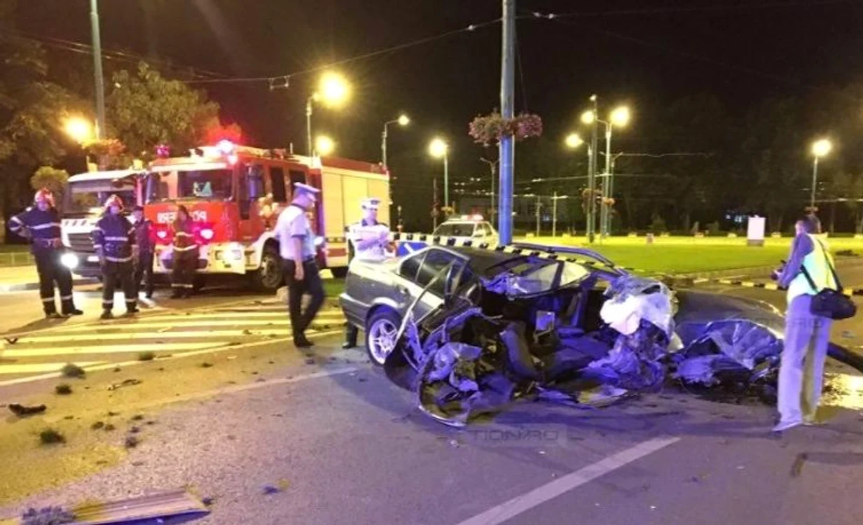 
    Asta e tot ce a rămas din BMW după impactul devastatorFoto: tion.ro  