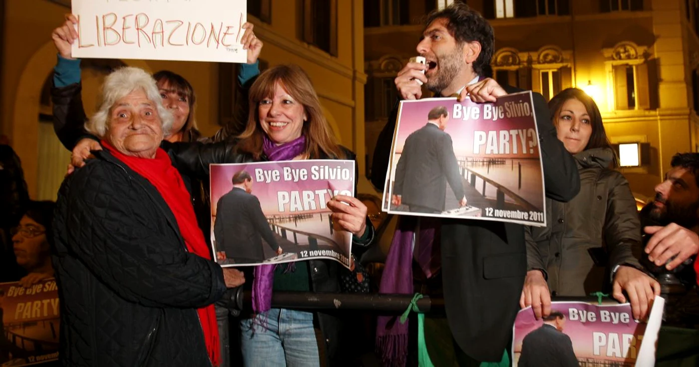 Italienii au sărbătorit în stradă demisia lui Berlusconi. Sistemul creat de el nu a fost însă abolit încă. 