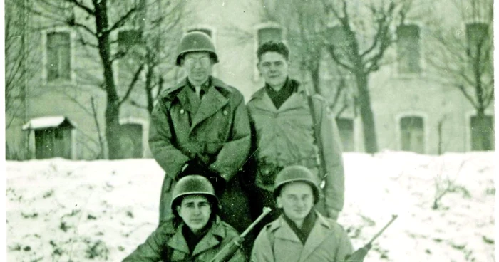 Ben Ferencz in ianuarie 1945 la Nancy in Franta alaturi de trei camarazi