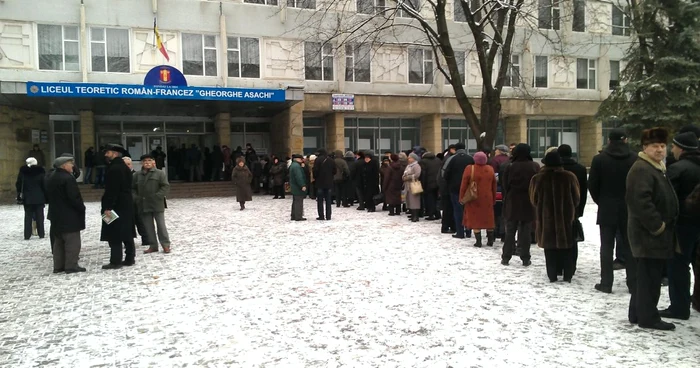 Românii din Republica Moldova au stat la coadă ore în şir pentru a vota. FOTO Tudor Iovu