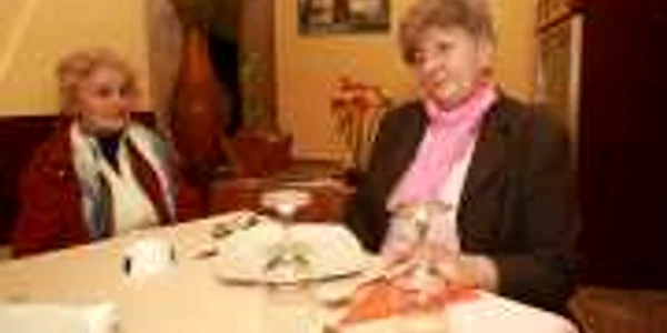 Aurica Bodea (stânga) şi actuala proprietară a restaurantului, Mariana Bogdandi Foto: David Sugár