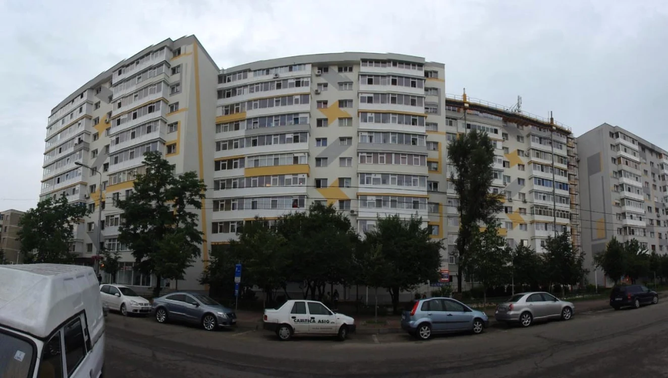 Reabilitarea termică a celor trei scări de bloc GA 15 a schimbat imaginea zonei... (FOTO: Mugurel Manea)