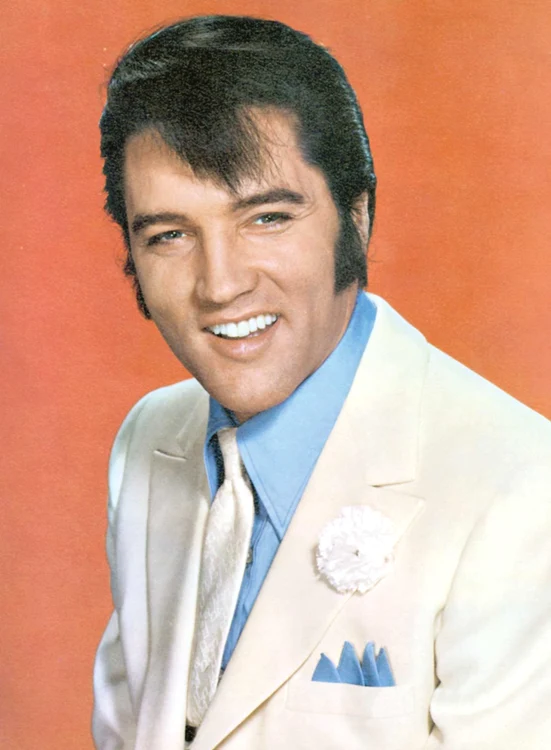 Elvis Presley (8 ian. 1935 - 16 aug. 1977)  s-a stins la 42 de ani, în urma unei supradoze