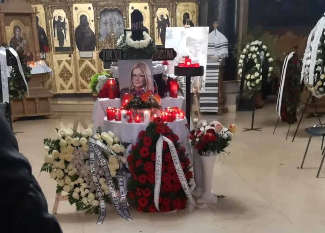 Rodica Țopescu a scris un mesaj sfâșietor pe coroana de gerbere: ”Iubirea vieții mele. Mămica”