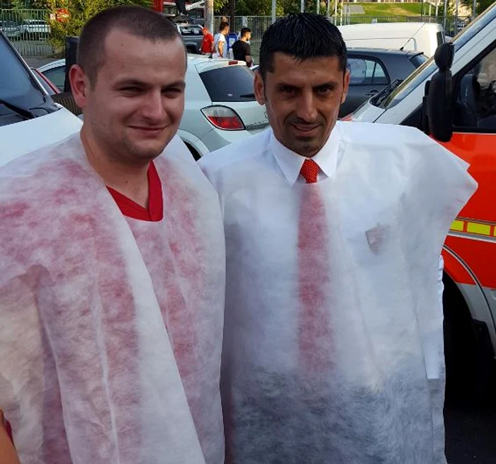 Și Ionel Dănciulescu, directorul sportiv al celor de la Dinamo, se îmbrăcase cu vesta albăFoto: Facebook